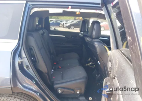 2018 Toyota Highlander Le Plus z USA, uszkodzony, nr VIN 5TDBZRFH4JS839924